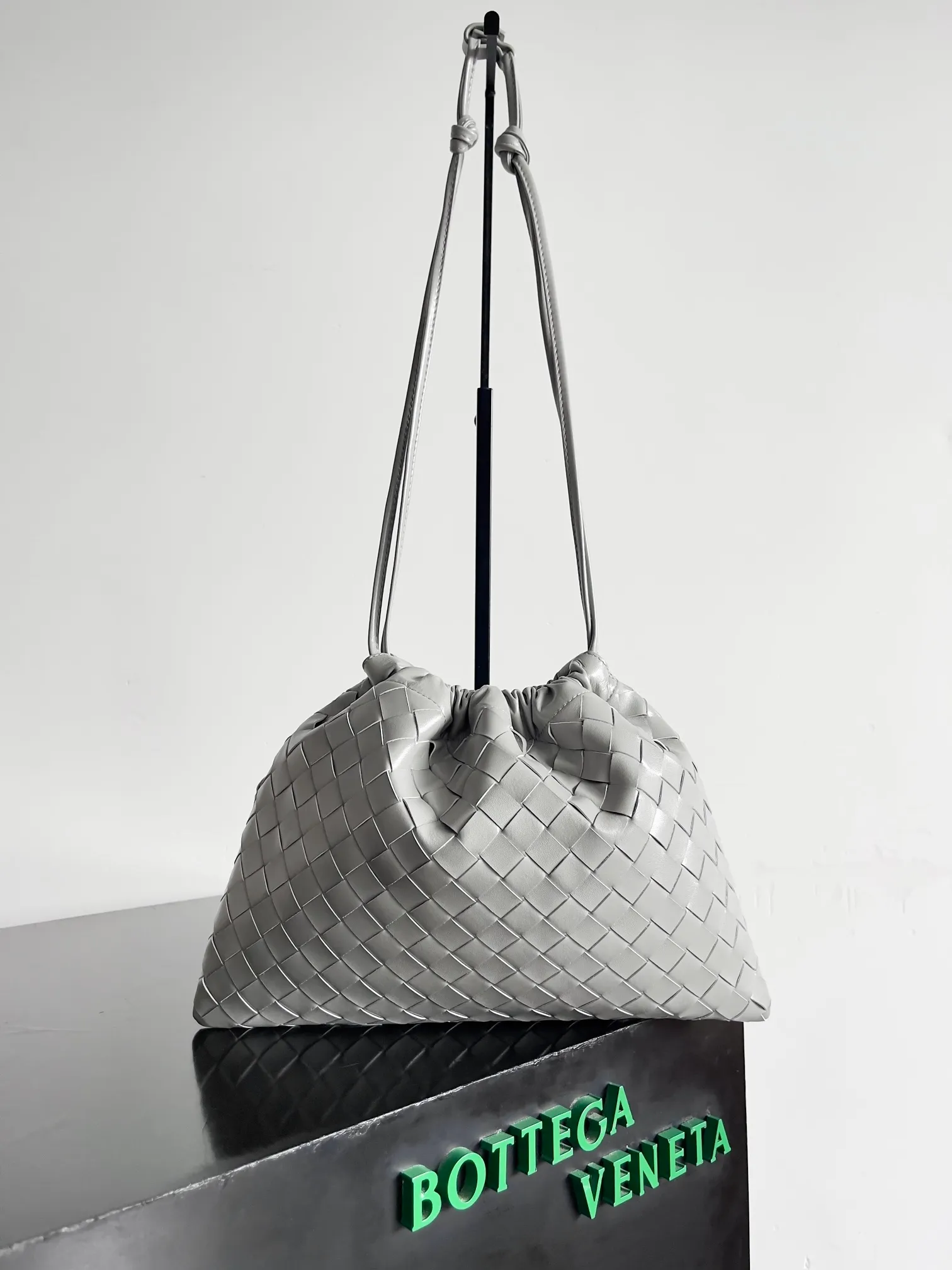 Batch 1560 Armpit bags have become a fashionable item that every girl has in their hands in recent years🛍️. The elegant and simple style has won the love of many people of different ages. However, there is an unavoidable trouble with armpit bags, that is, the capacity is too small, and BOTTEGA VENETA’s new Dustbag Considering people's travel needs, the capacity of garbage bags has been greatly upgraded. Folding umbrellas, water cups, and girls' makeup powder and lipstick can all be accommodated. It is very light and resistant to dirt. Even if you have a lot of things when traveling, it can reduce the burden to a certain extent. The shoulder straps are buckled and can be changed at will. It can be used for hand holding or as the liner of a large bag. After the drawstring is drawn, it looks like a cloud bag. It is very suitable for concave styling when traveling in summer🙋🏻‍♀️ Style number: 796728 Size: 32*23*1cm